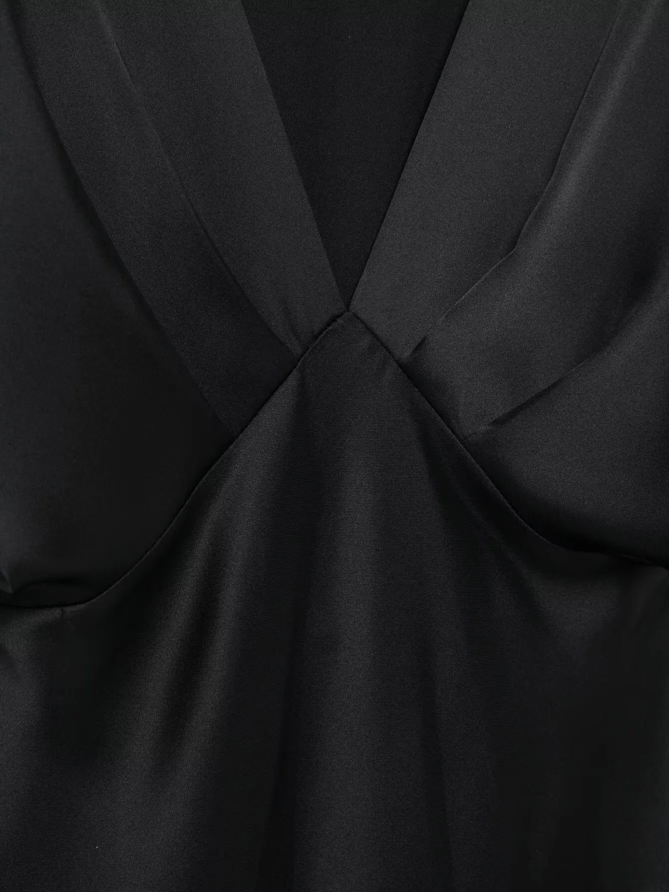   Abito lungo da donna in raso nero a maniche corte con scollo a V profondo e busto plissettato, design elegante per occasioni speciali