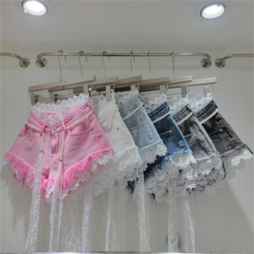 Summer New Splicing Hook Flower Lace Lace Skinny Hairy Denim Shorts+Pearl Belt Hot Pants for Women