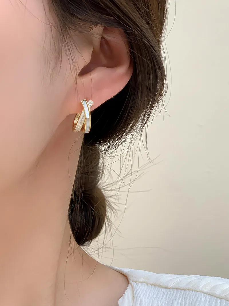 Luxuriöser Muschel-Zirkon-Kreuz-Ohrclip in Goldfarbe für 2026 – Neuer Modeschmuck für Hochzeiten und Partys, Damen-Ohrring-Accessoire – Detail 11