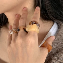 5-piece set of Bohemian acrylic resin ring set for women, elegant, fashionable, personalized, and elegant. The design of the hal