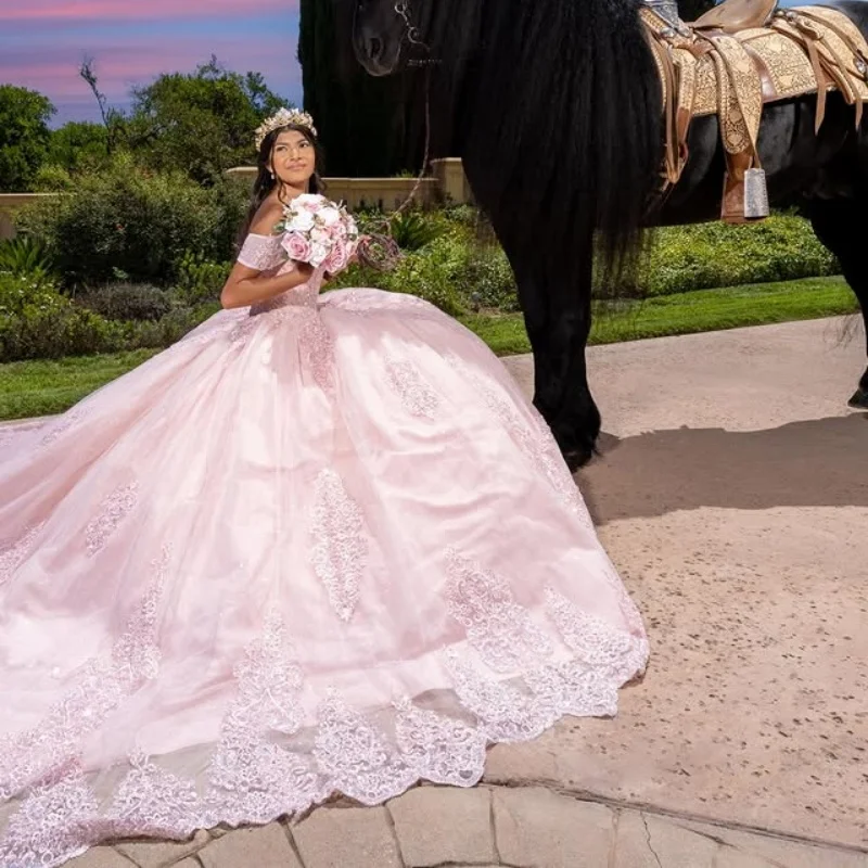 Sukienki Quinceanera w kolorze jasnoróżowym, z aplikacjami kwiatowymi, odkryte ramiona, długi tren, kokarda, Vestido 15 Quinceanera, szyte na miarę.