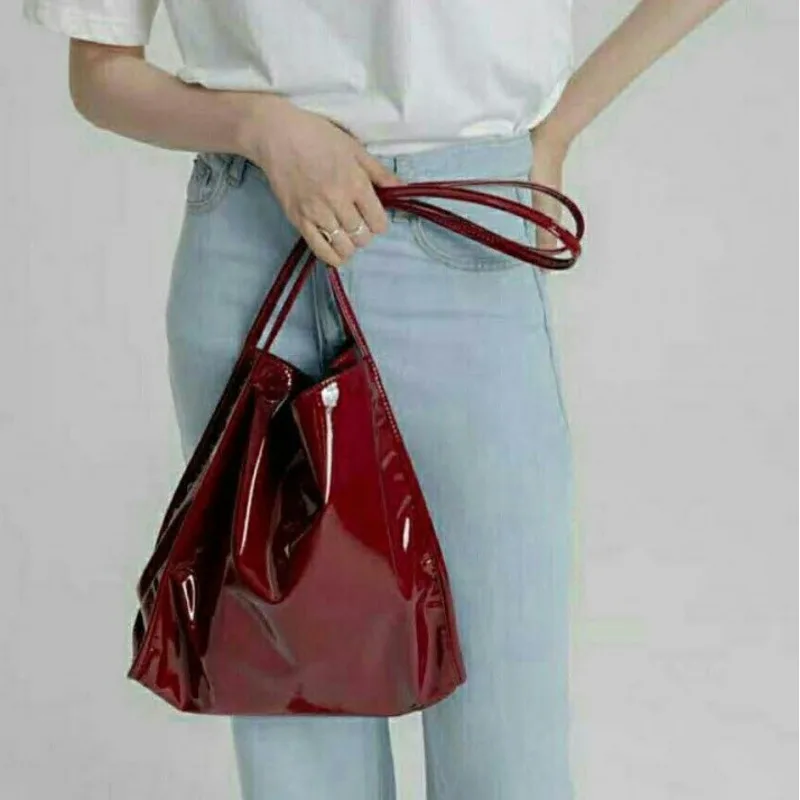 

Red Patent Leather Large Capacity Handbag Classic Texture Armpit Bag Autumn And Winter New Fashionable Commuting Bag