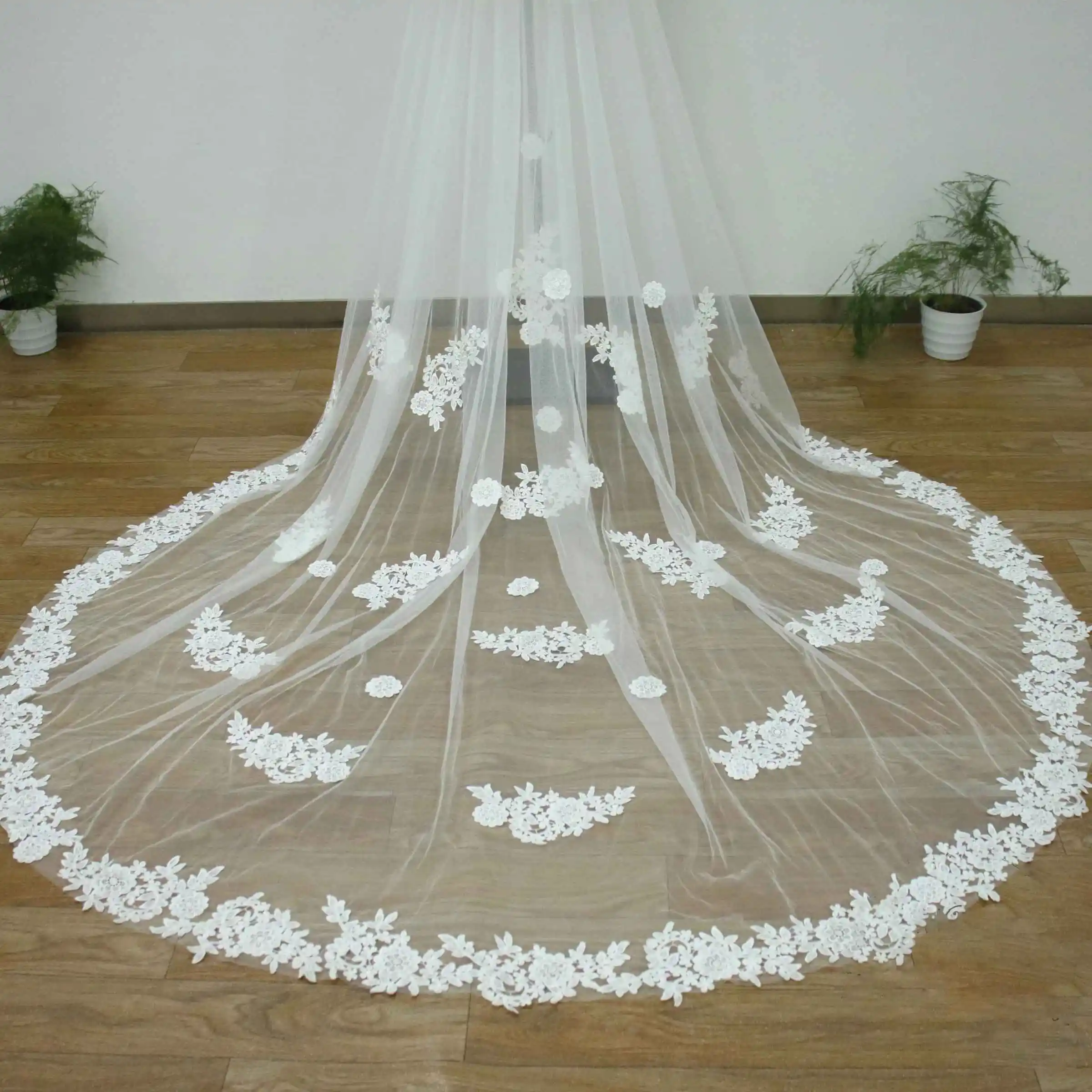 Graceful Customized Bridal Veils Two Layer Long Cathedral Length Wedding Veils Appliques Edge With Comb Marriage Accessories