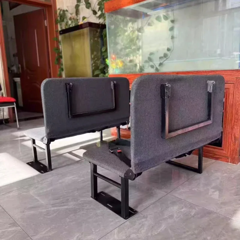 

Ультратонкое складное боковое подвесное сиденье-кровать на два-три места экономит пространство.