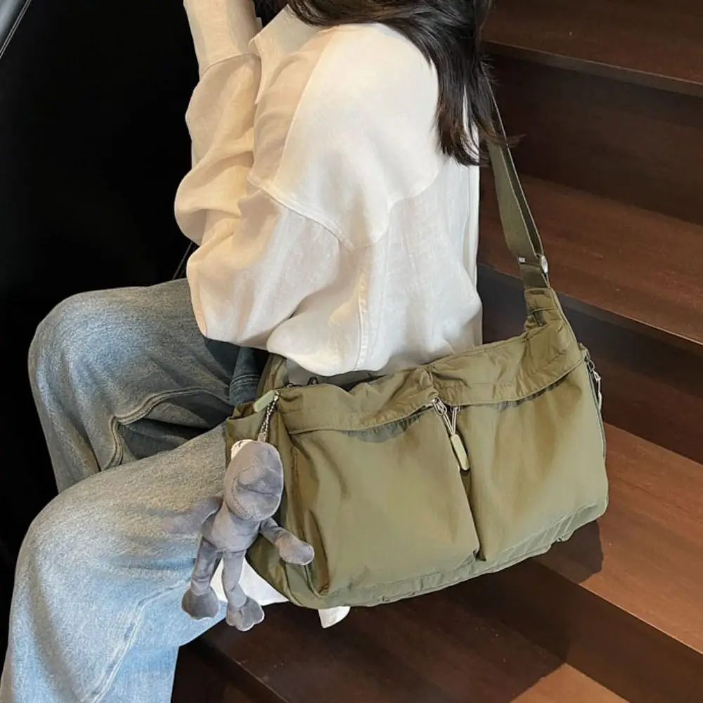 

Lightweight Nylon Tote Bag WaterResistant Casual Design Large Capacity Bag Spacious Capacity Unisex Style Multi-pocket Tote Bag
