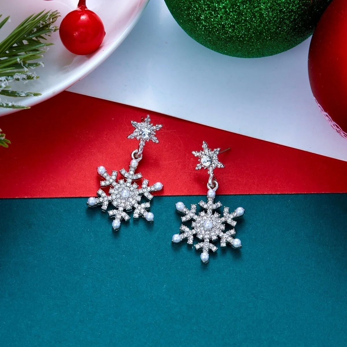 Weihnachtliche funkelnde Strass-Ohrringe mit simulierten Perlen und Schneeflocken für Damen, Neujahrsparty, Schneeflocken-Ohrringe, Feiertagsschmuck – Detail 23