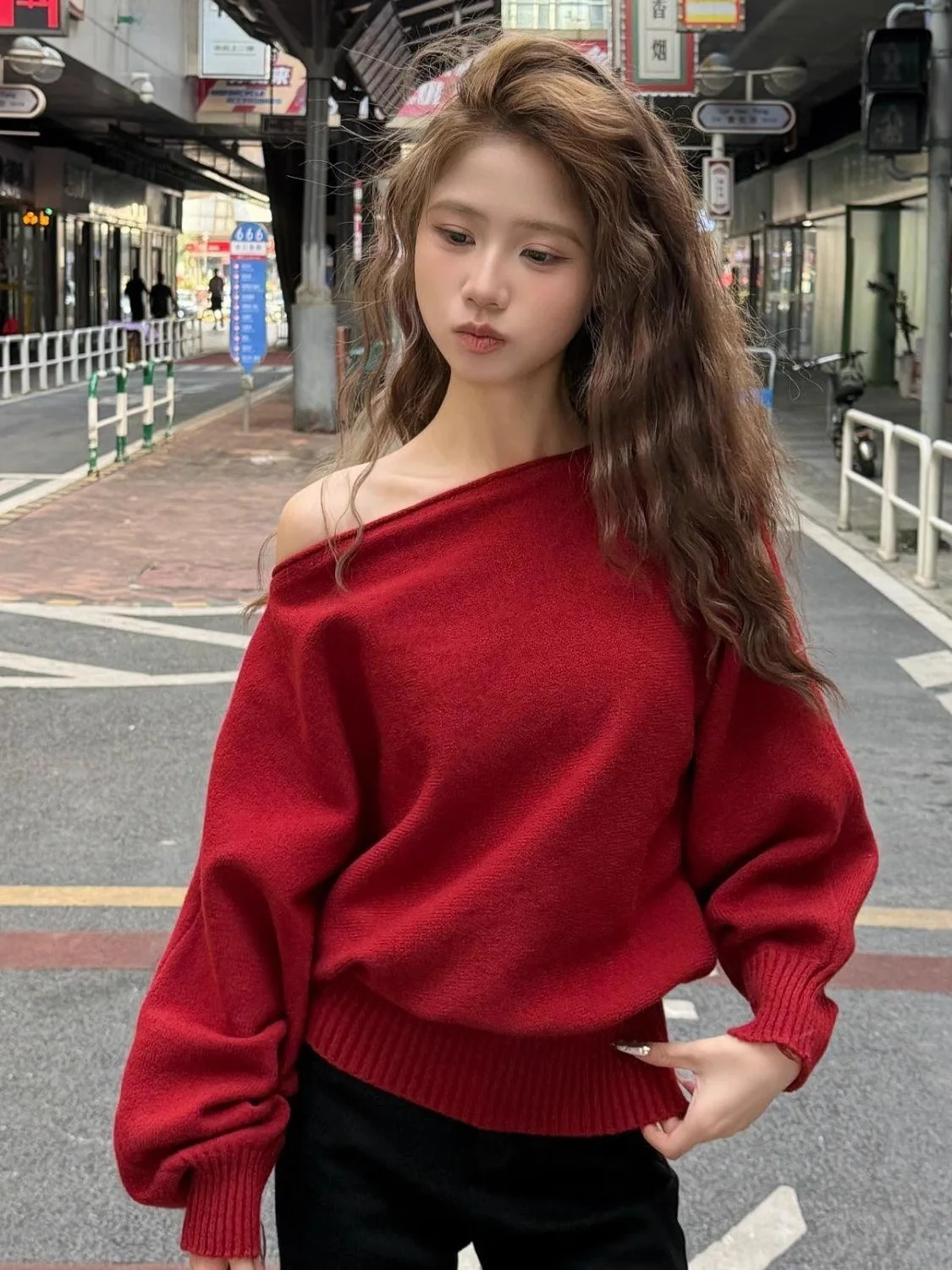 

Ретро-красный вязаный свитер с открытыми плечами и длинными рукавами для женщин, осенне-зимний, маленький размер, в стиле lazy style, с завышенной талией, элегантный трикотаж