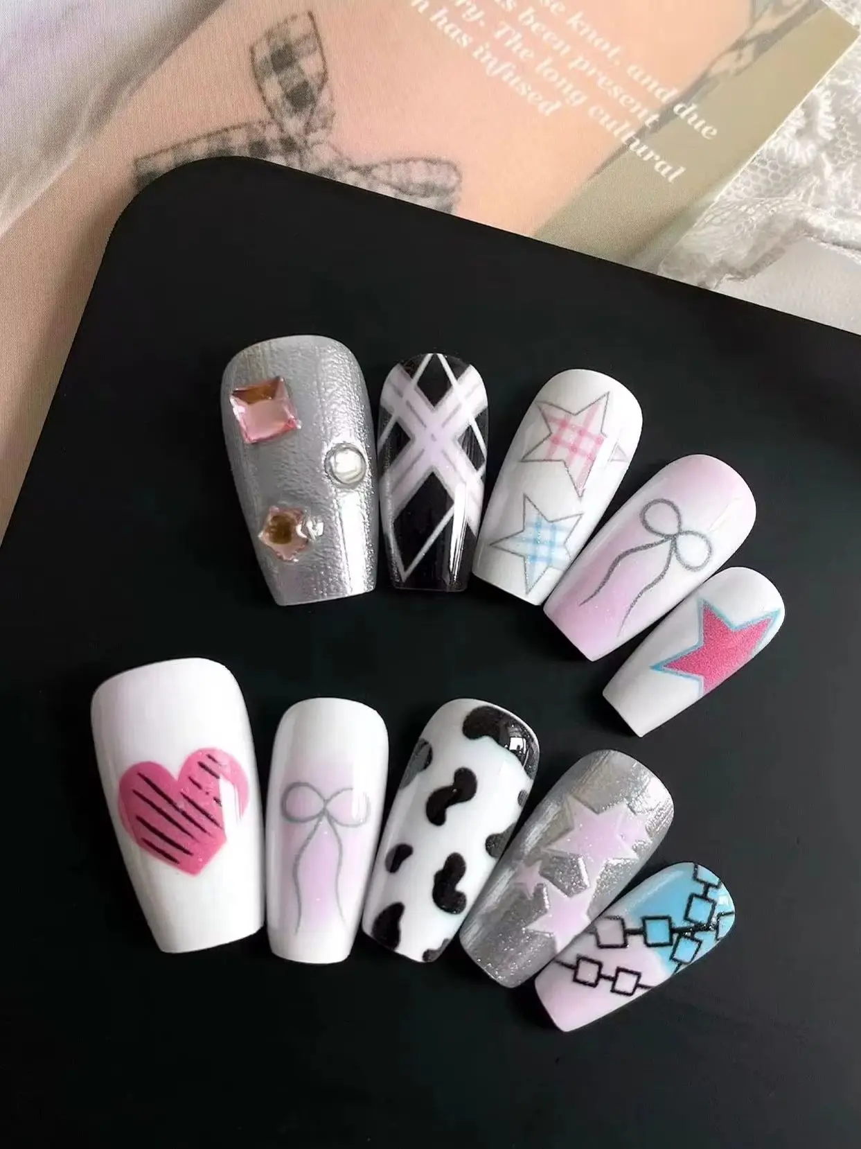 10 Pieces of Pink and White Gradient Y2K Plaid Star Press-On Nails, with Light Pink and Translucent White Gradient, and Silver Metallic Cat Eye Base Colors, Suitable for Y2K Millennial Outfits, Jk Uniforms, Campus Daily Wear, Dopamine Outings, Korean Girl Dates, and Casual Street Style