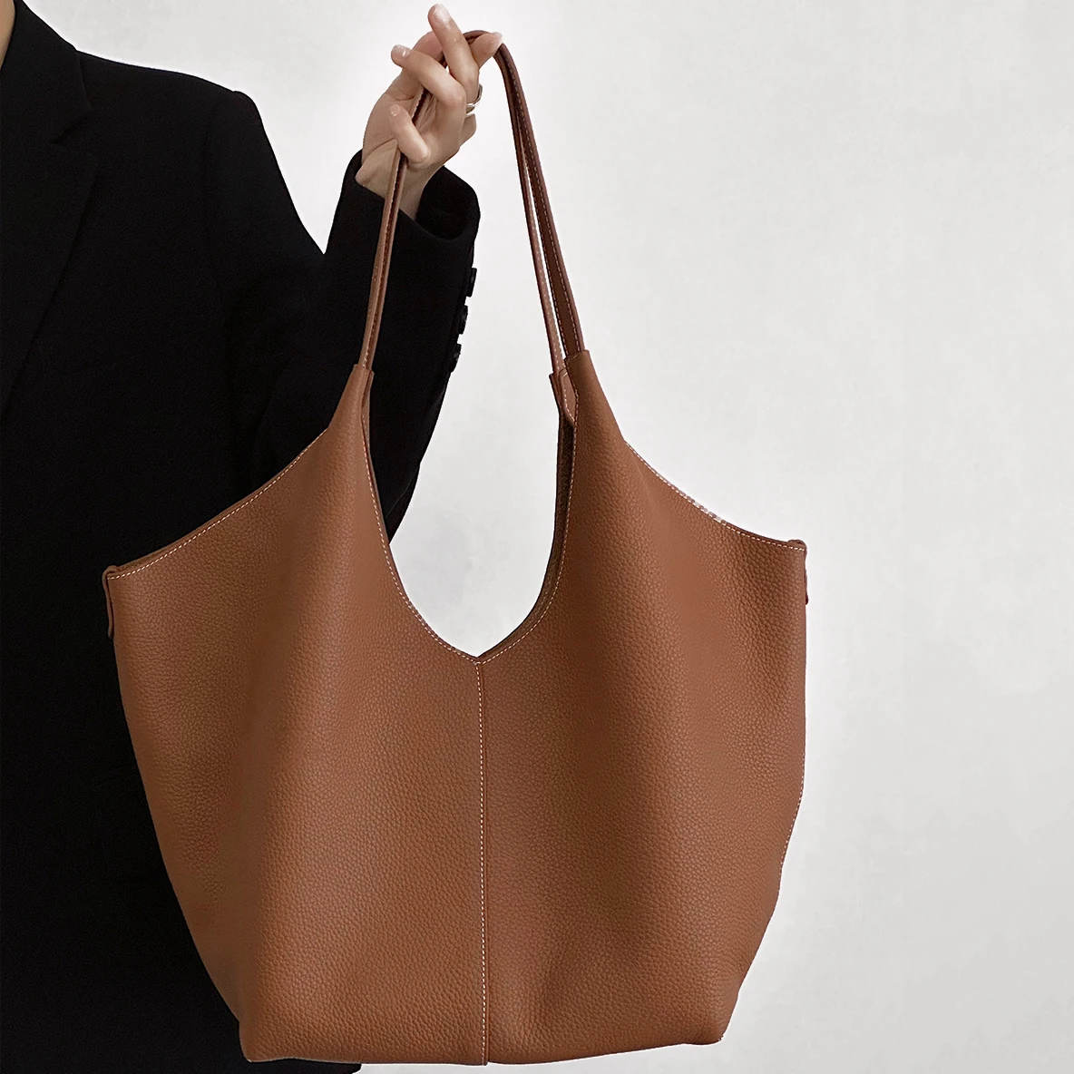 Sac fourre-tout en cuir de vache avec couche supérieure, nouveau design de niche, sac à main simple de grande capacité pour les déplacements, sac à bandoulière sous les bras pour dames, 2025