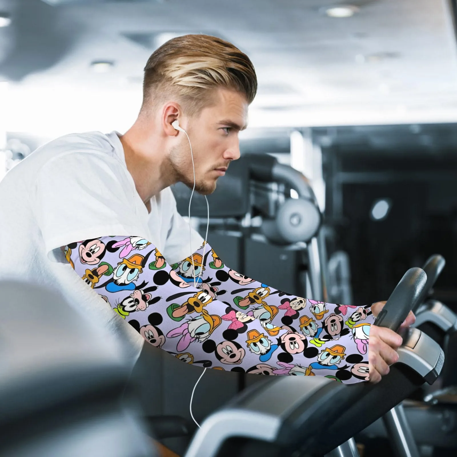 นวนิยาย unisex และสนุกสนาน Disney Mickey Mouse Ice Sleeves – ป้องกันแสงแดด, ระบายอากาศได้, แห้งเร็วและสมบูรณ์แบบสําหรับการพักผ่อนกลางแจ้งและงานปาร์ตี้