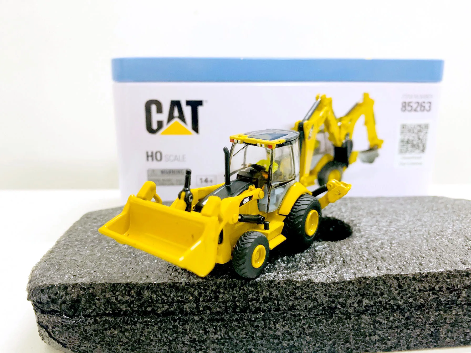 DM 450E Backhoe Loader 1:87 Ho Scale Metal By DieCast Masters 85263 Collectible Model New in Box