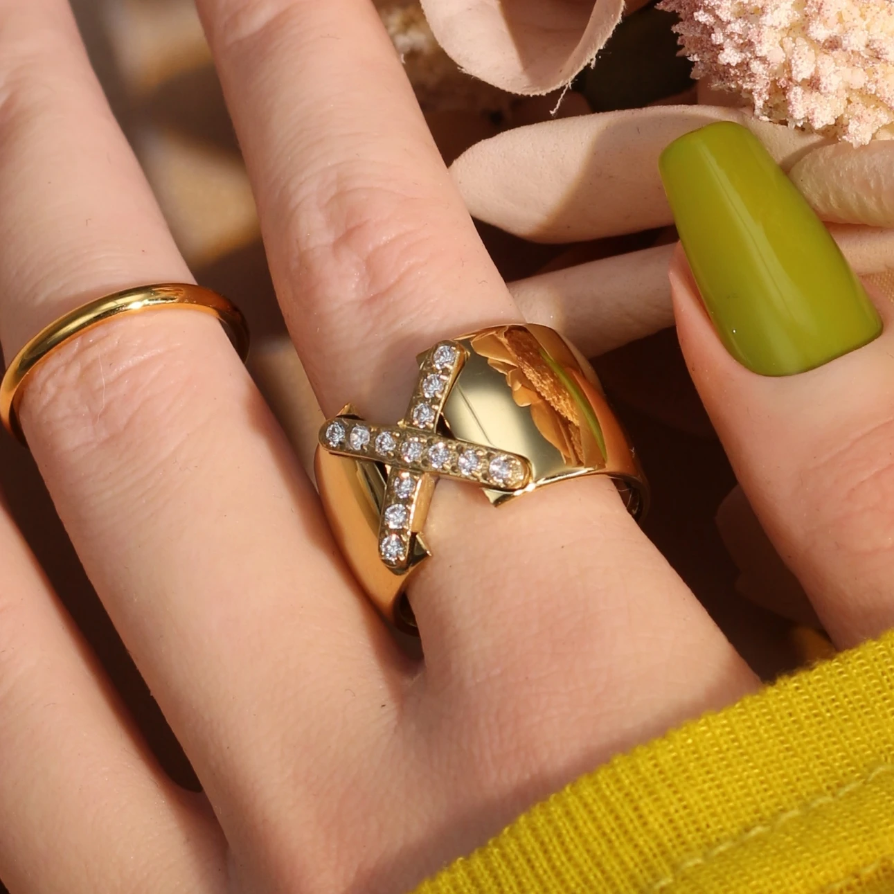 Anillo de acero inoxidable chapado en oro de 18 quilates con circonita X de moda. Joyería para mujer Regalos para hombres al por mayor.