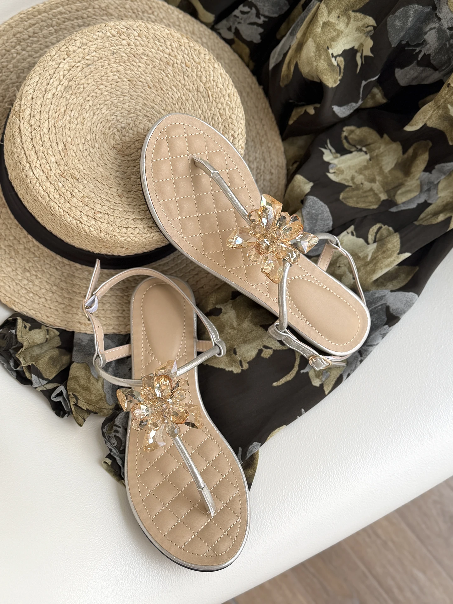 champagne-crystal-petal-flat-bottom-sandals-women's-summer-beach-holiday-toe-post-thong-slippers-fashionable-breathable-flats