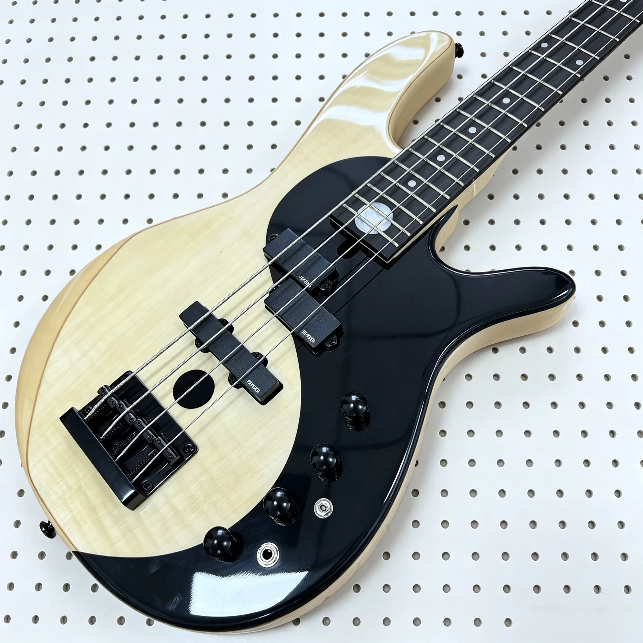 Costom 4 String Two-Tone Electric Bass Guitar Flamed Maple Top Full EMG Pickups Active Preamp Circuit Ebony Fingerboard Solid