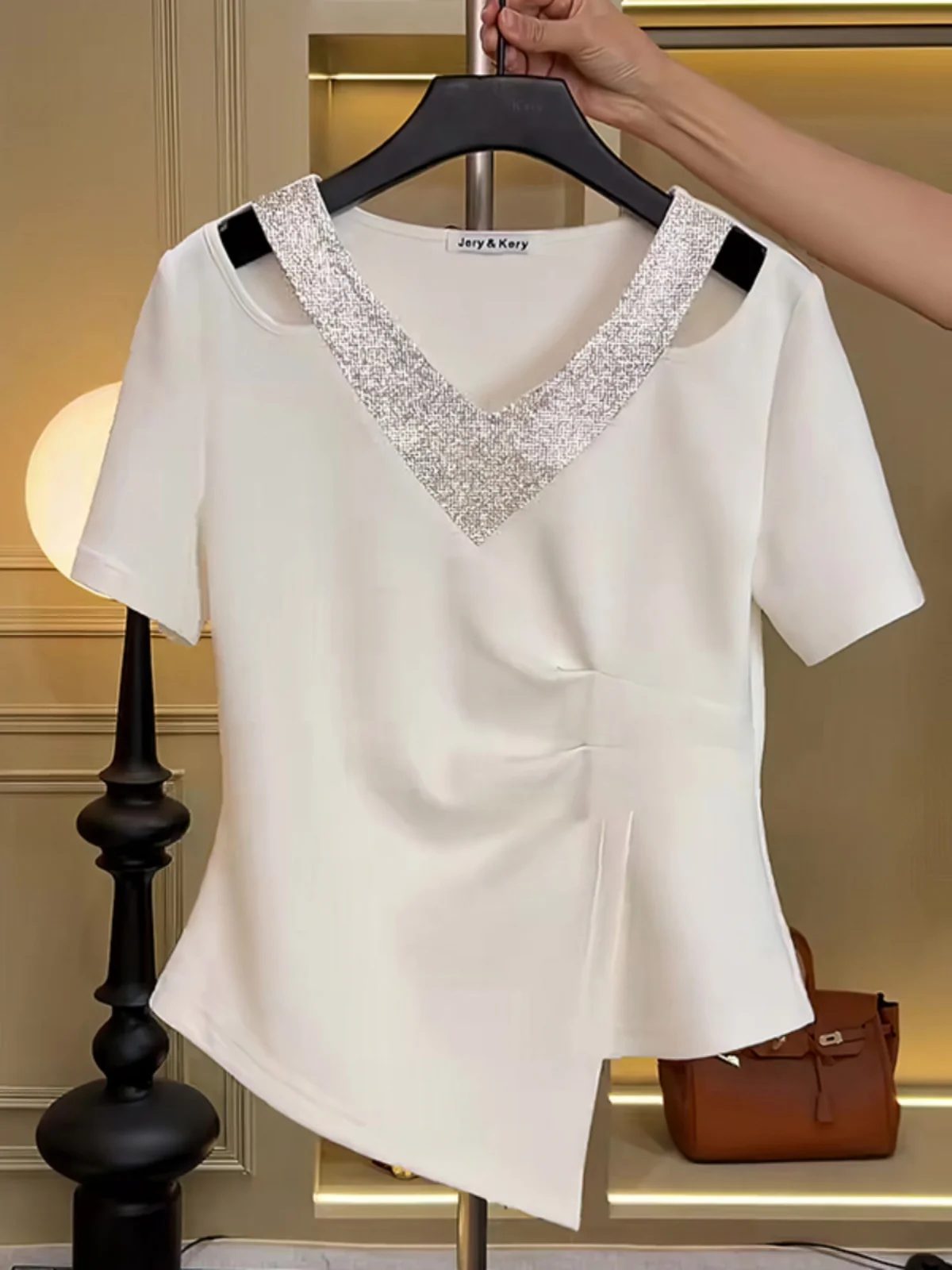 

White Simple Daily Summer 2025 New ort Sve Slimming Commute Design High-End Feelings Women's T-irt Commute Sle