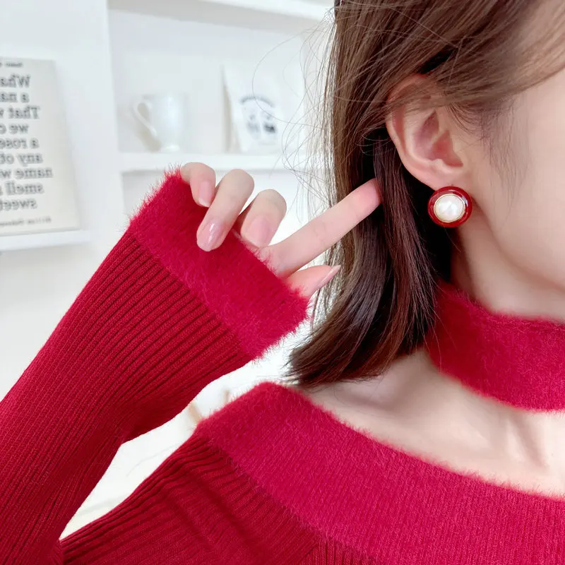

The 2025 new elegant and high-end geometric round earrings exude retro red geometric stud earrings