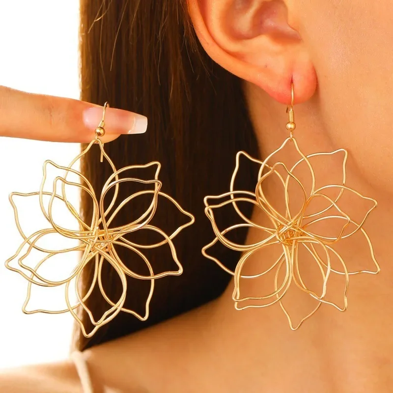 1pair Vintage Mental Hollowing Out Flower Earrings Geometric Design Sense Lotus Flowers Exaggerate Ear Ring Jewelery Women