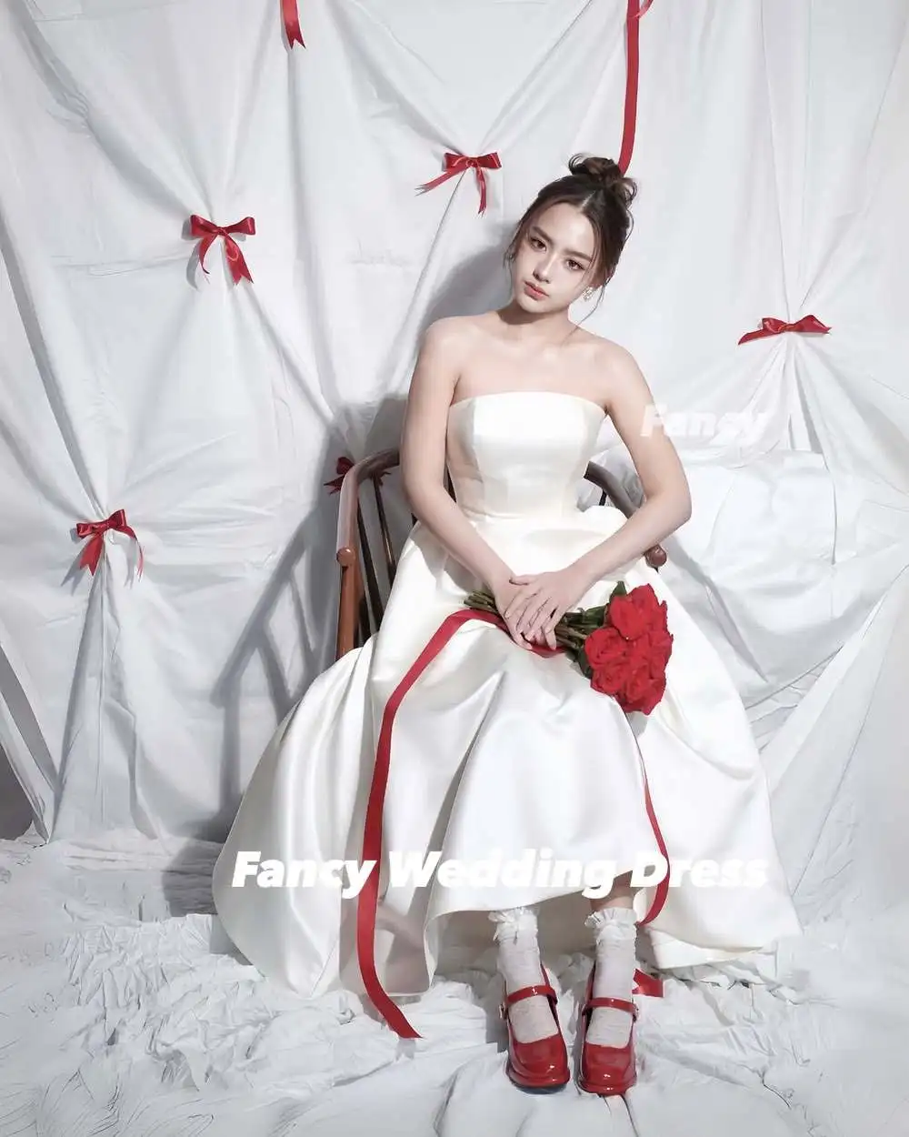 แฟนซี Elegant Strapless ชุดแต่งงานสายซาตินนุ่มคุณภาพสูงชุดราตรีกลับรัดตัวที่กําหนดเอง