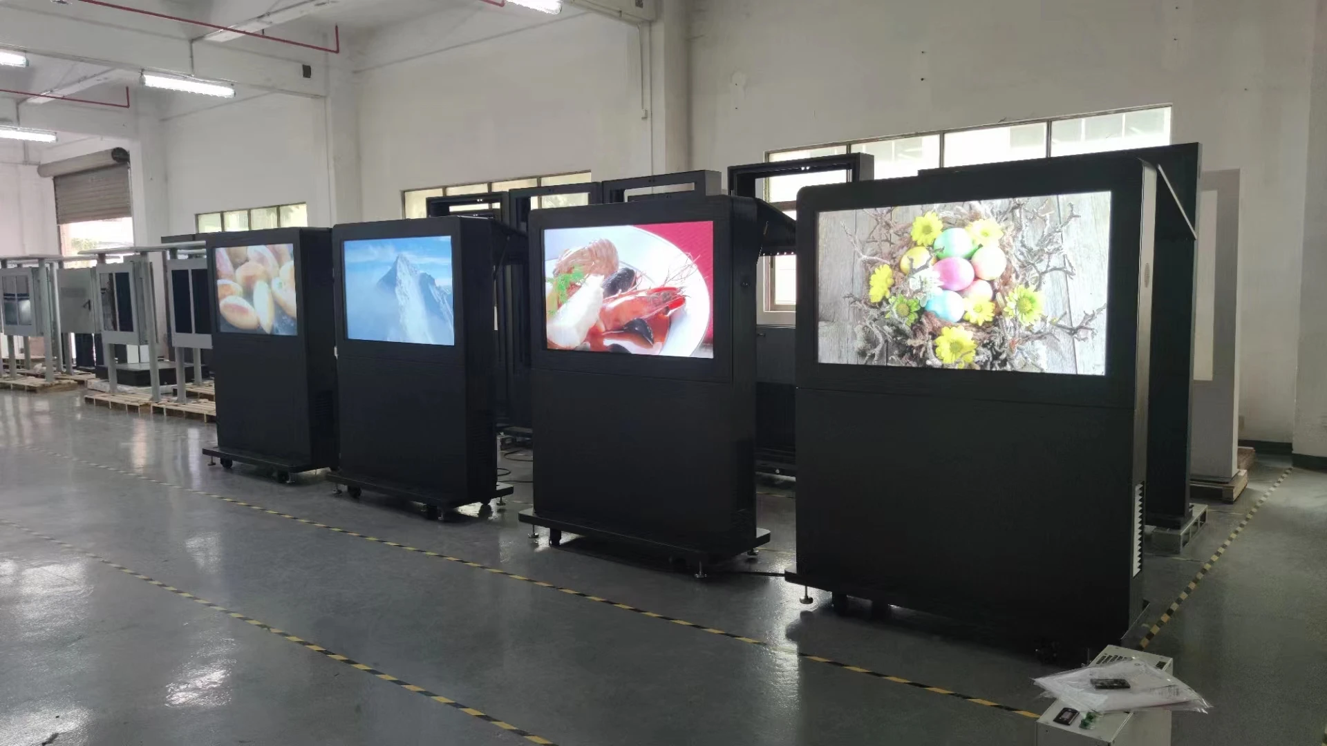 55 65 "75 Inci Video Multimedia Luar Ruangan Monitor LCD Pemutaran Iklan