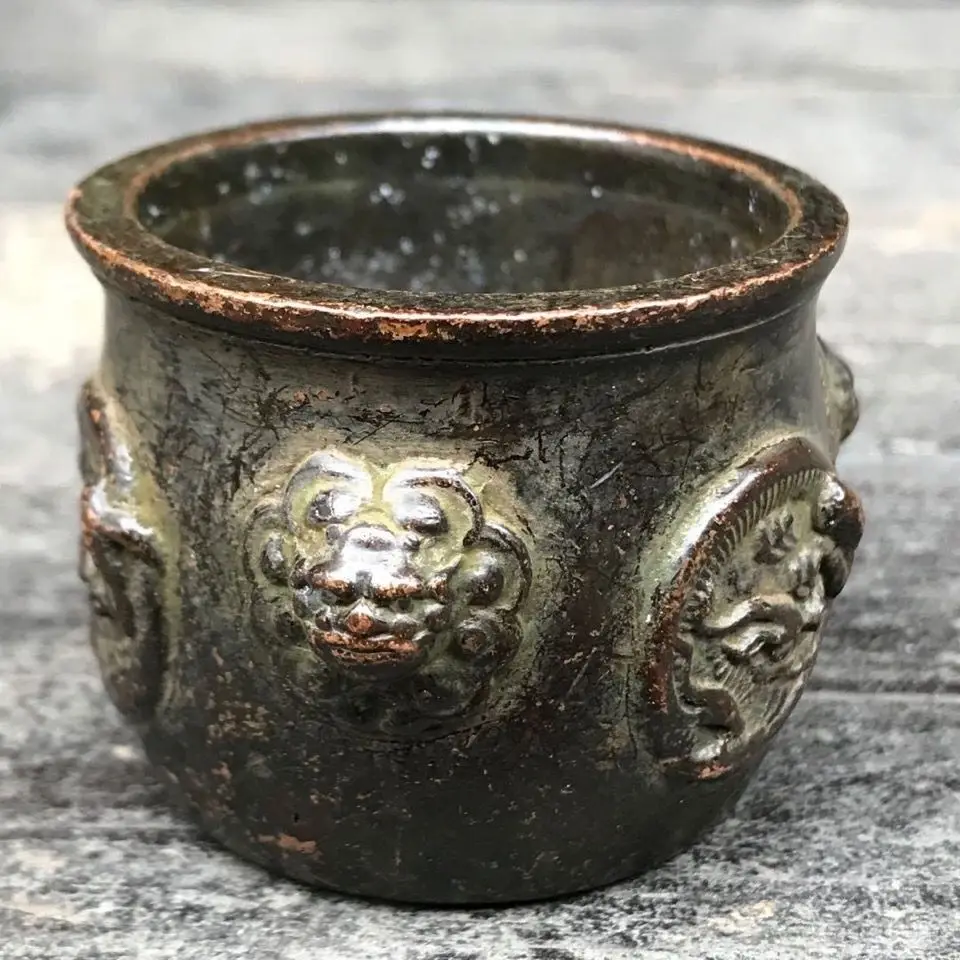 Pure copper incense burner lion head Xuande  copper ashtray the study room is about 190g.