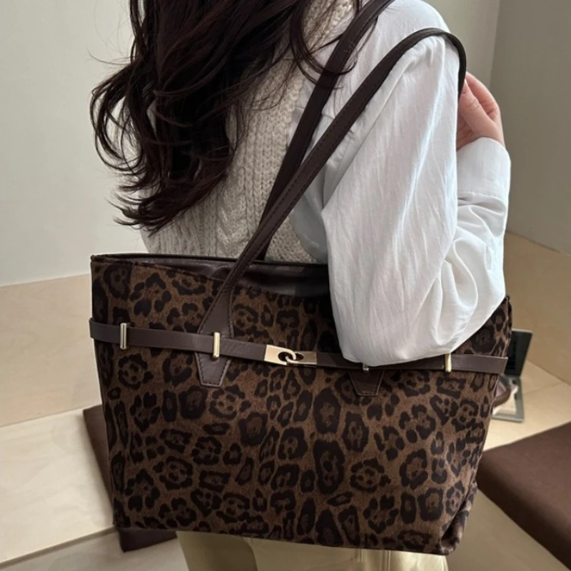 Leopardenmuster Schultertaschen mit Braunem Kunstleder-Besatz Goldener Verschluss-Detail Geräumige Handtaschen für Frauen Arbeit Täglicher Gebrauch