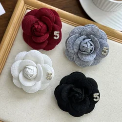 Korean Fabric Camellia Brooch High-end Rose Flower Corsage Crystal Numerals Lapel Pins Vintage Brooches for Women Accessories