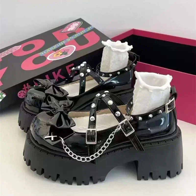 Scarpe da donna 2024 caviglia-wrap tacchi alti da donna décolleté con plateau papillon rivetto catena tacco quadrato fibbia cinturino scarpe da donna