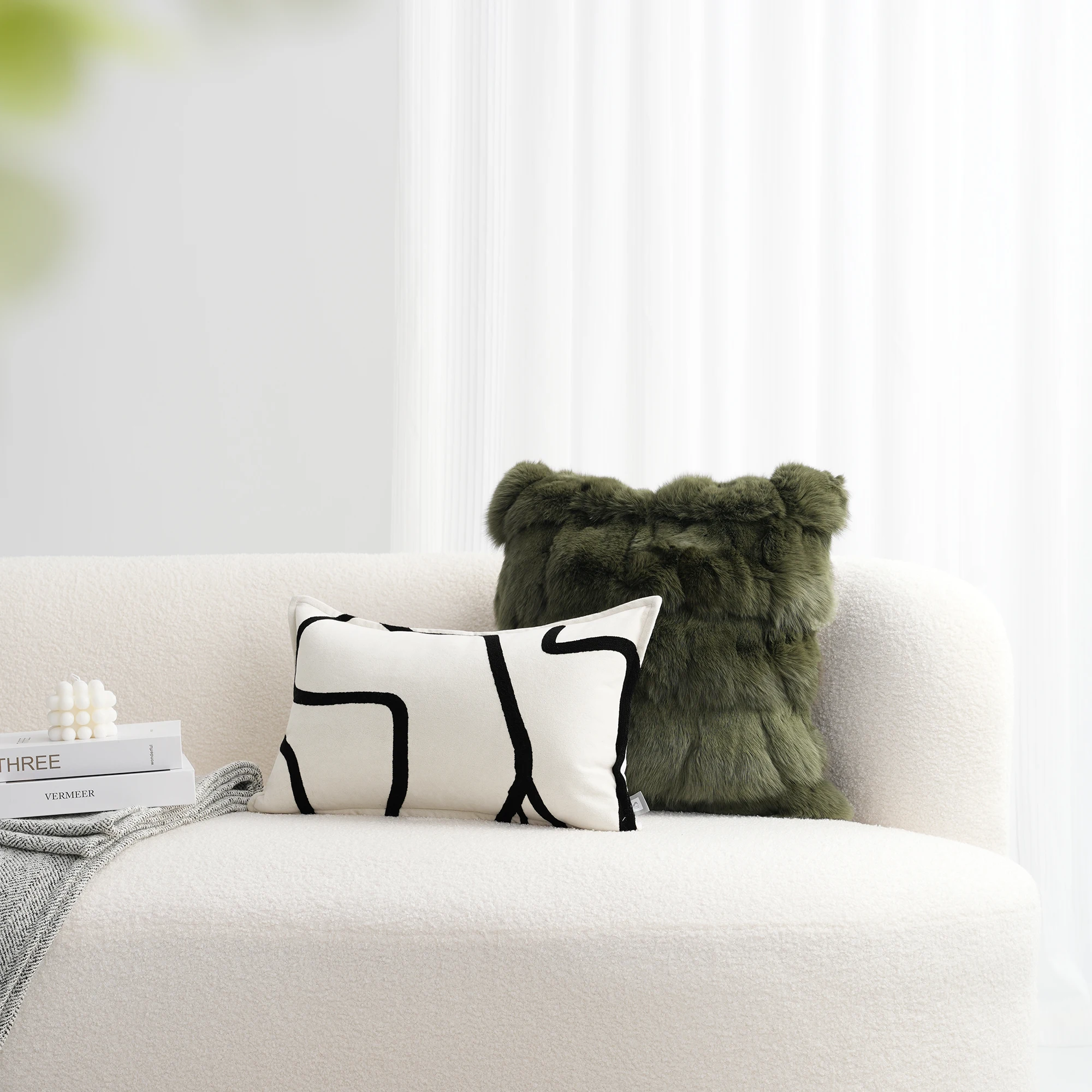 

Современный минималистичный комплект подушек для дивана: подушка-спинка и декоративная подушка для гостиной, с квадратным наполнителем из пуха и чехлом из смешанной ткани.