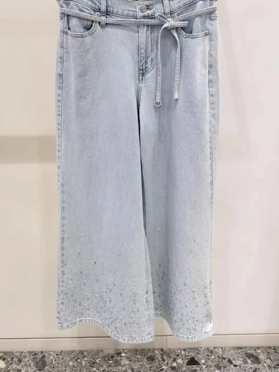 

Модные джинсы с камнями для женщин, весна/лето, высокая талия, однотонные, свободные, широкие штанины.