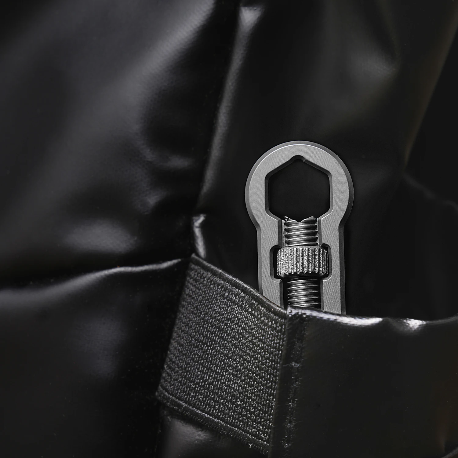 Small Scale Self Tightening Wrench Titanium Alloy Multifunctional Portable Outdoor Camping EDC Silver Pry Bar