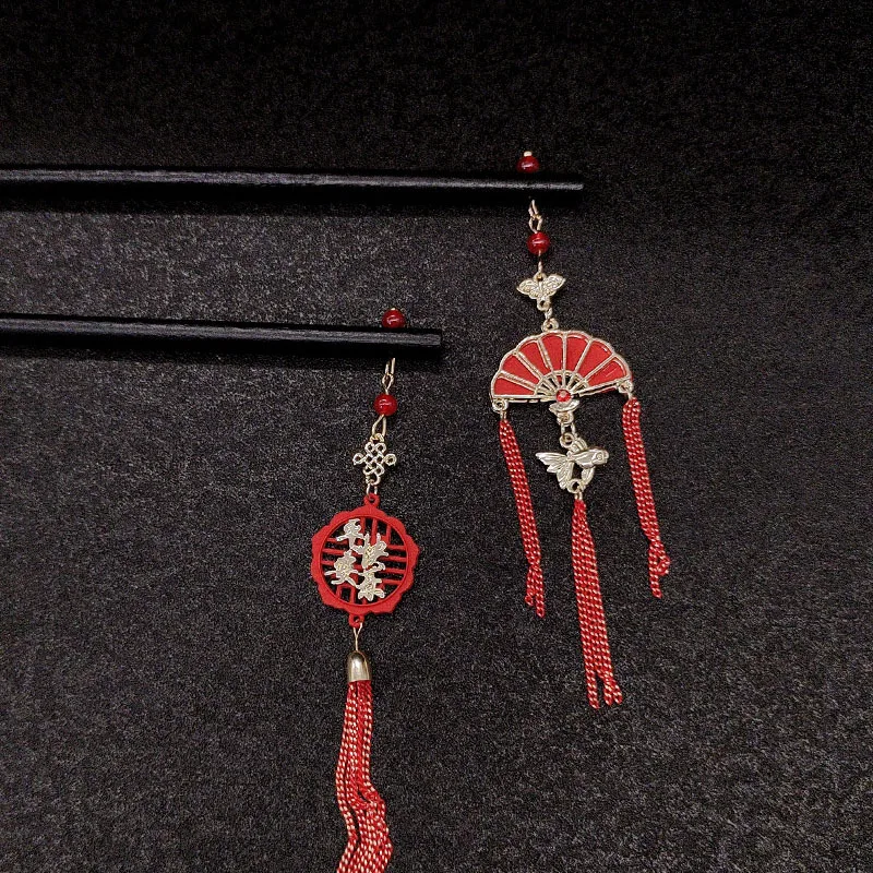 

Деревянные заколки и заколки с красной кисточкой, избранное чувство роскоши, мира и радости. Простые новогодние аксессуары для волос