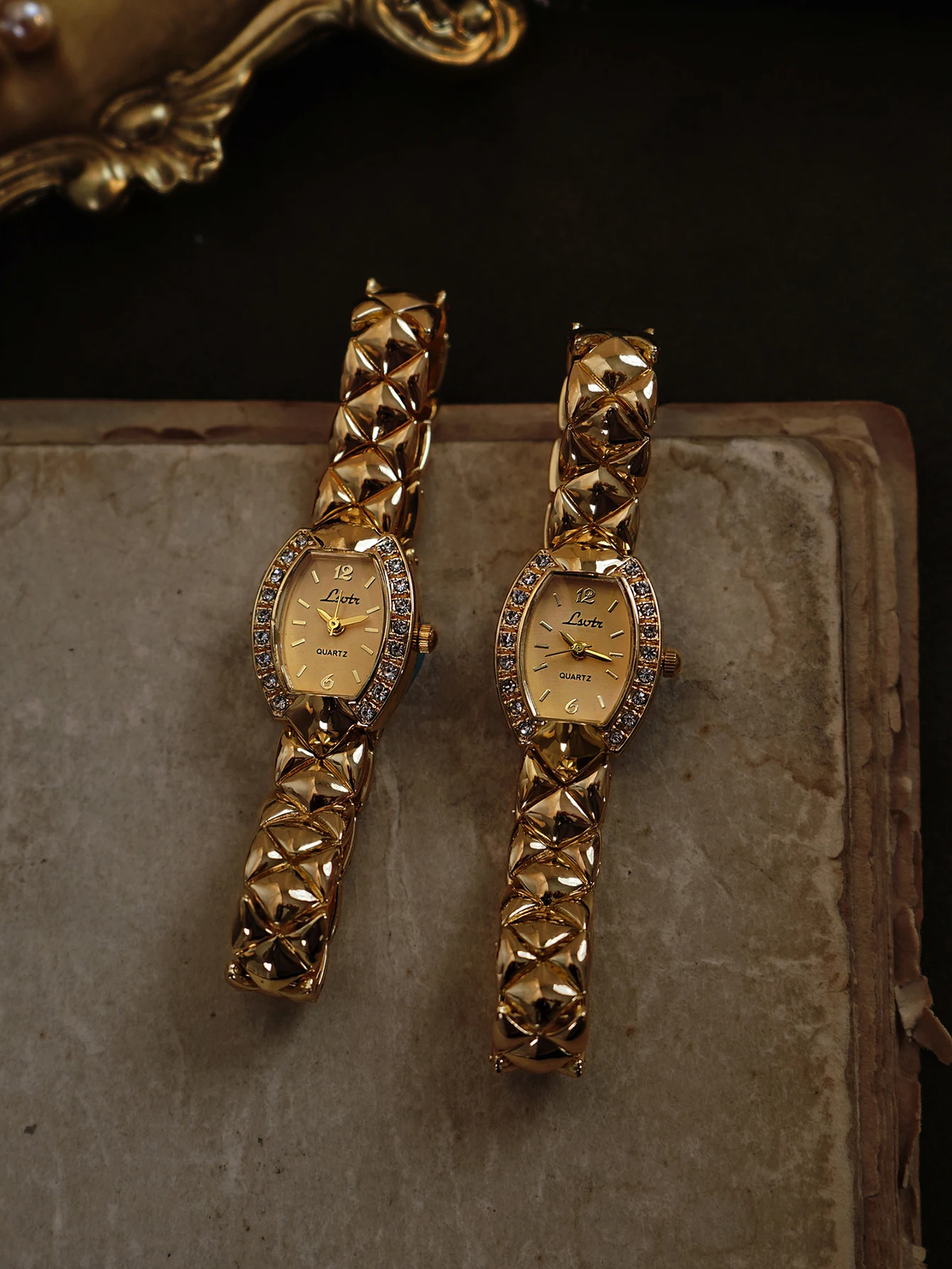 

Новые золотые классические женские кварцевые часы французского производства с ремешком из нержавеющей стали, циферблатом с бриллиантами и уникальным дизайном.