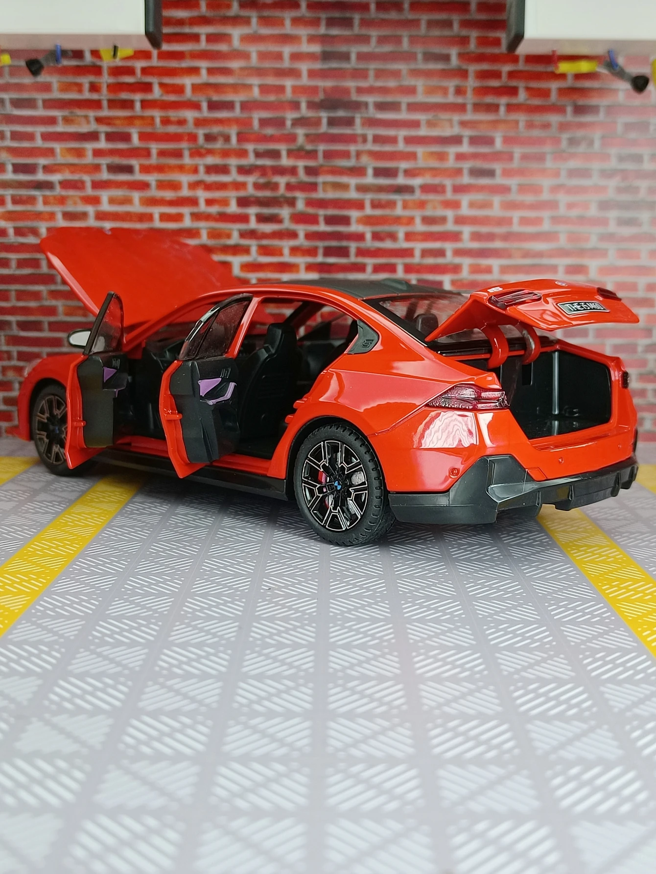 Adorno de modelo de coche de aleación BMW i5 1:24, puertas y capó de motor, el maletero se puede abrir, regalo de sedán guerrero