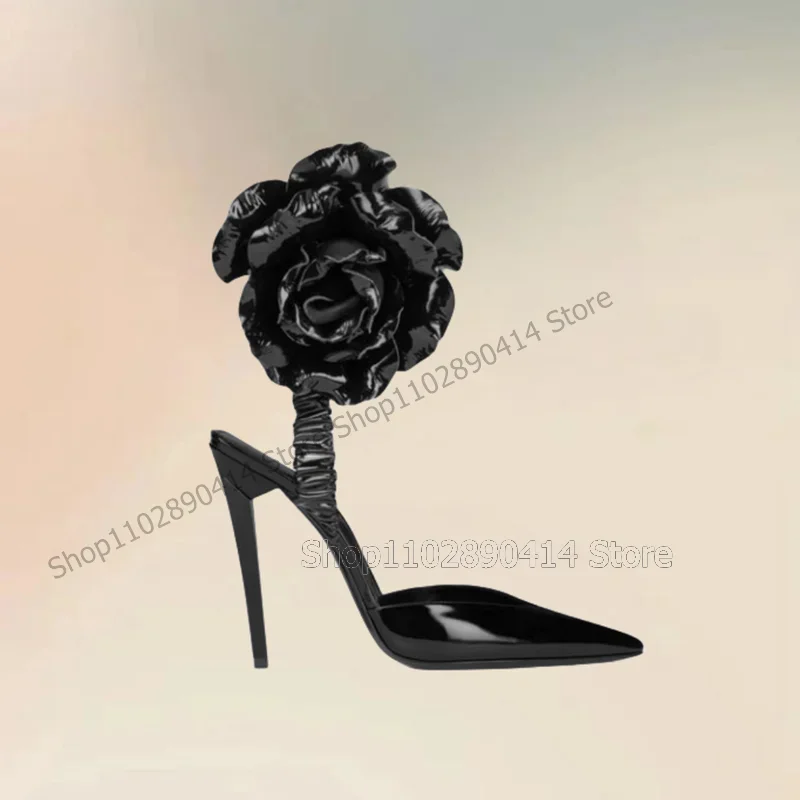 รองเท้าส้นสูงปลายแหลมสีดำประดับลายดอกไม้สีแดง สายรัดยางยืด รองเท้าผู้หญิง ส้นบาง แฟชั่นใหม่ รันเวย์ 2025 รองเท้าผู้หญิง