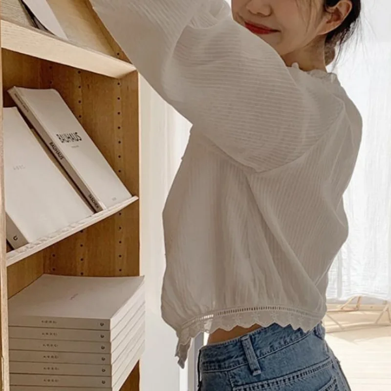 2025 Zomer Koreaanse Kant Mode Ademend Wit Shirt Ontwerp Dunne Korte Mouw V-hals Woon-werkverkeer Casual Dames College Top