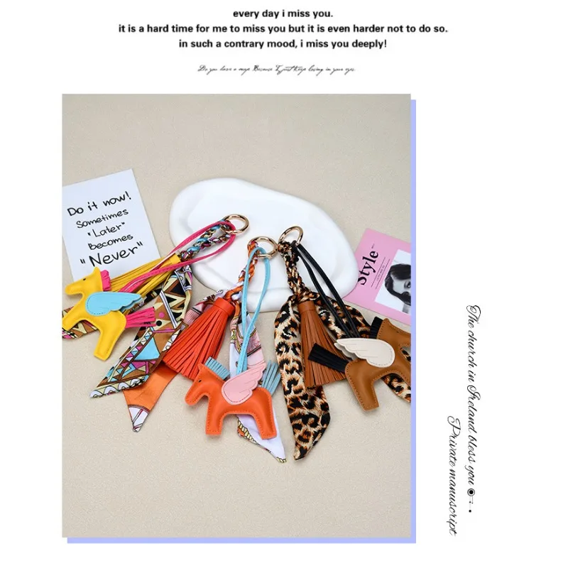 กระเป๋าถือผู้หญิงดีไซน์เนอร์ แฟชั่นอเมริกัน จี้รูปเพกาซัสขนาดเล็ก ผ้าพันคอไหมคุณภาพสูง จี้กระเป๋าหนัง PU แต่งพู่ห้อย จี้พวงกุญแจรถยนต์