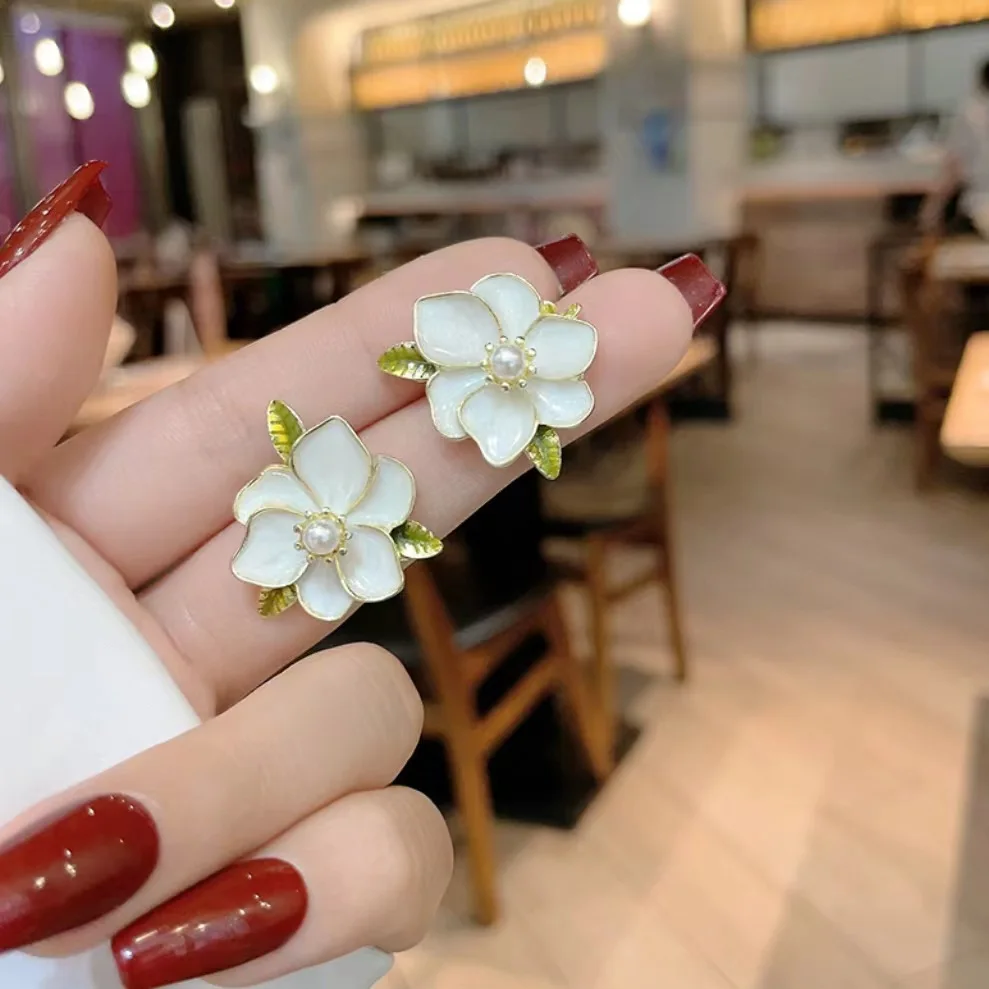 موضة جديدة أقراط زهرة بيضاء للنساء حفلة أنيقة المينا النفط الورقة الخضراء تتفتح الغردينيا وأقراط مجوهرات البتلة #5