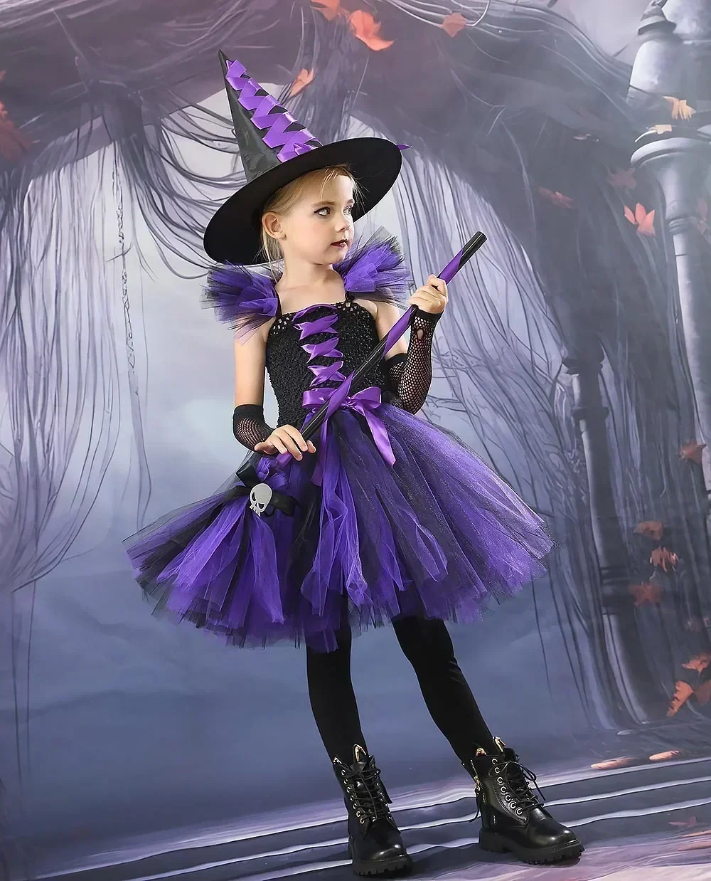 Kinder-Halloween-Kostüm für Mädchen im Hexenstil mit Tutu, Hut und Besen für Themenpartys, Karneval und Rollenspiele. – Detail 2