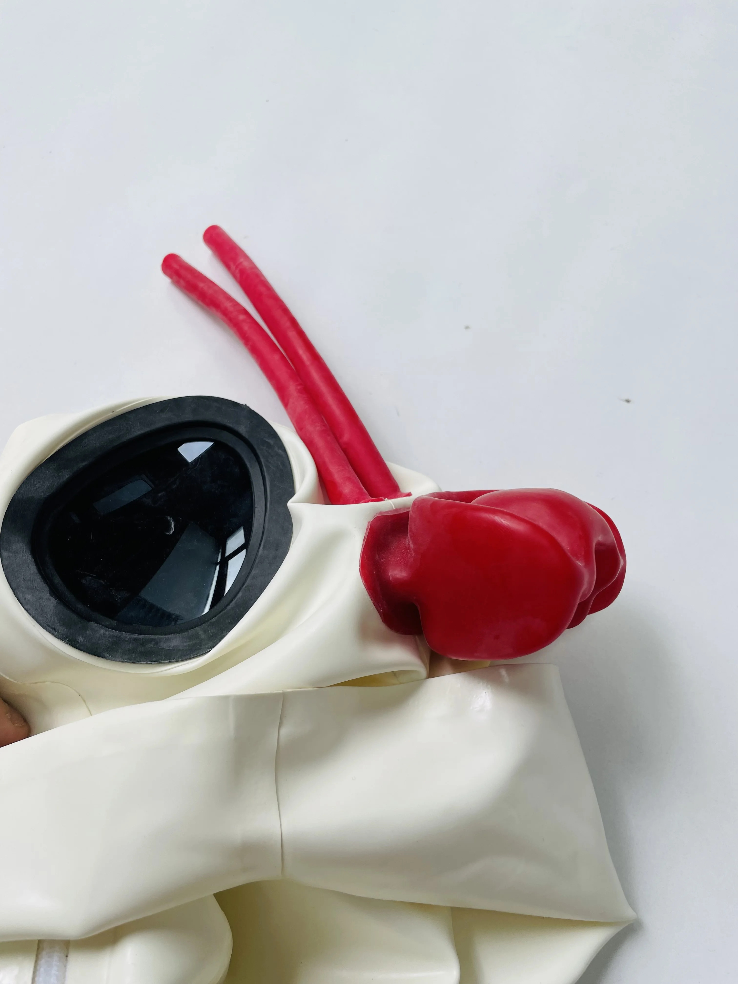 قناع غومي من اللاتكس الأبيض مع زجاج عين بطول 15 سم وأنبوب أنف أحمر وأسنان حمراء 0.4 مم