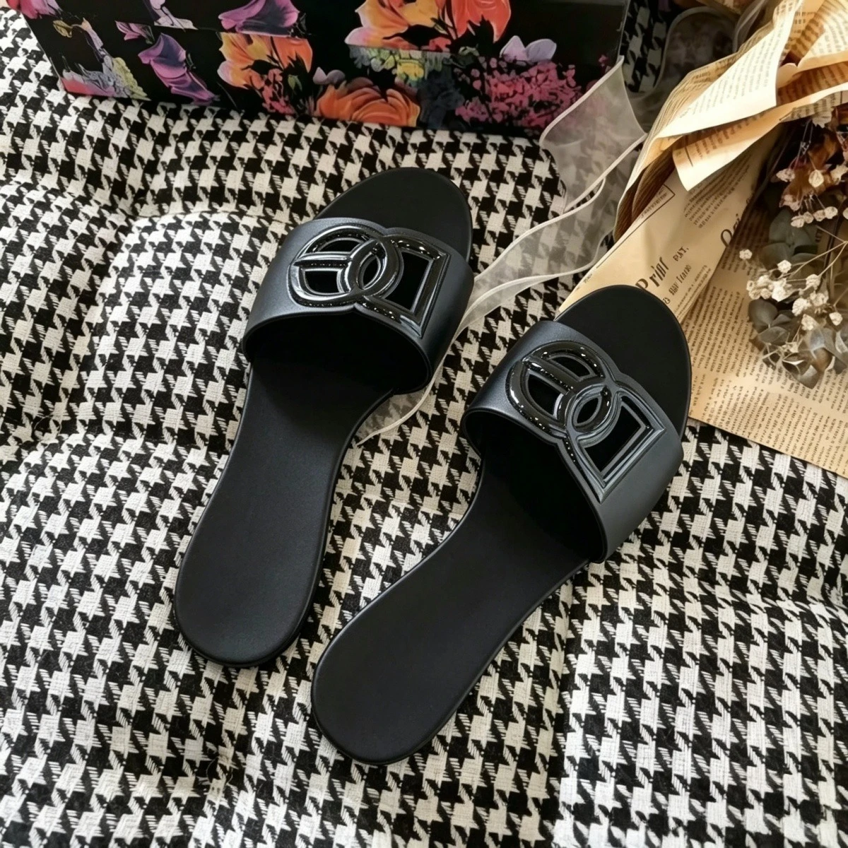 

2026 New Women's Sandals Famous Design Comfortable Arch Support Flat Shoes Women's Casual Sandals for Going Out One-Strap Summer Slip-Ons Anti-Fruit Jelly Beach Non-Slip Flats