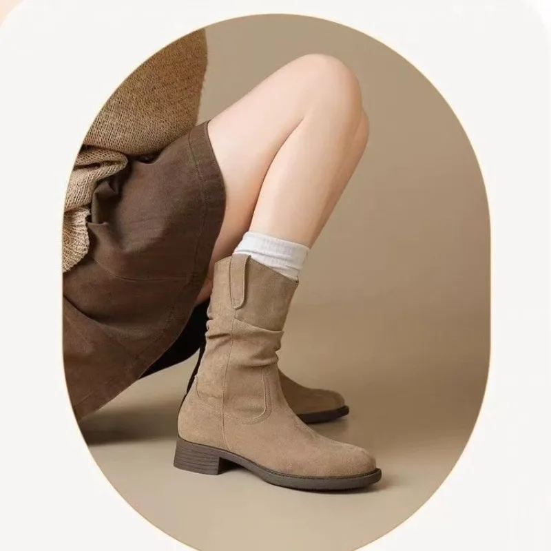 Damen-Westernstiefel, mittelhoch geschnitten, mit flachem Absatz und eckiger Zehenpartie. Obermaterial aus weichem Wildleder, gerafftes Schaftdesign. Vintage-Mode-Stiefel – Detail 2