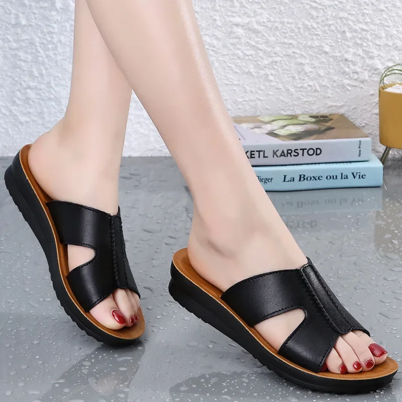 

2024 New Genuine Leather Mom Slippers Women's Summer Outer Wear Middle-Aged and Elderly Sandals Flat Soft Bottom Large Size