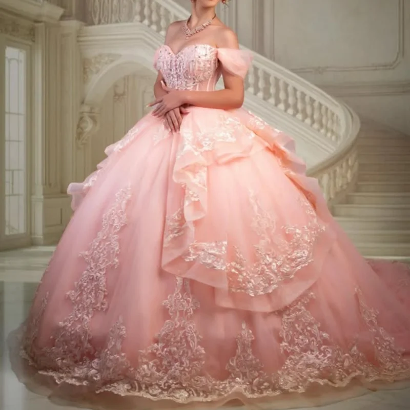 Luz rosa quinceanera vestidos fora do ombro decalque de cristal camadas cauda longa vestido de 15 quinceanera personalizar