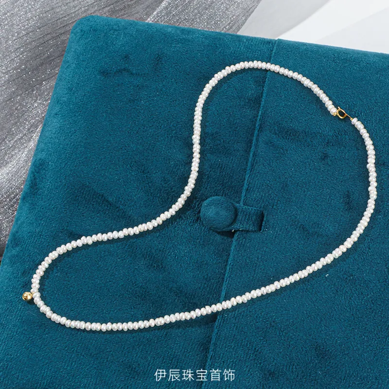 

Ожерелье из ультратонкого натурального пресноводного жемчуга диаметром 1-2 мм с нестандартными золотыми бусинами