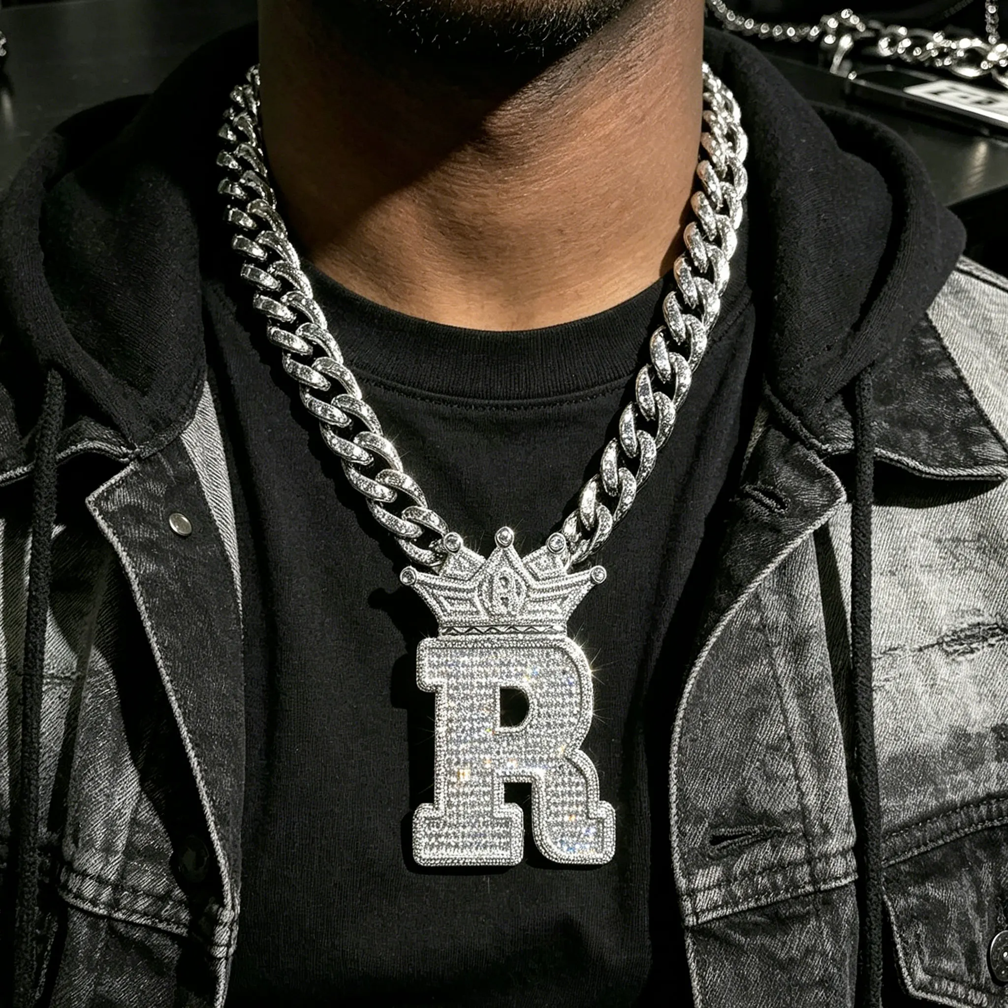 

LYEE CYEE's new hip-hop style R crown pendant necklace with fiery letters, uniquely designed to create a personalized style suitable for rap artists. Can be paired with Cuban chain Valentine's Day/commemorative gifts, birthday gifts