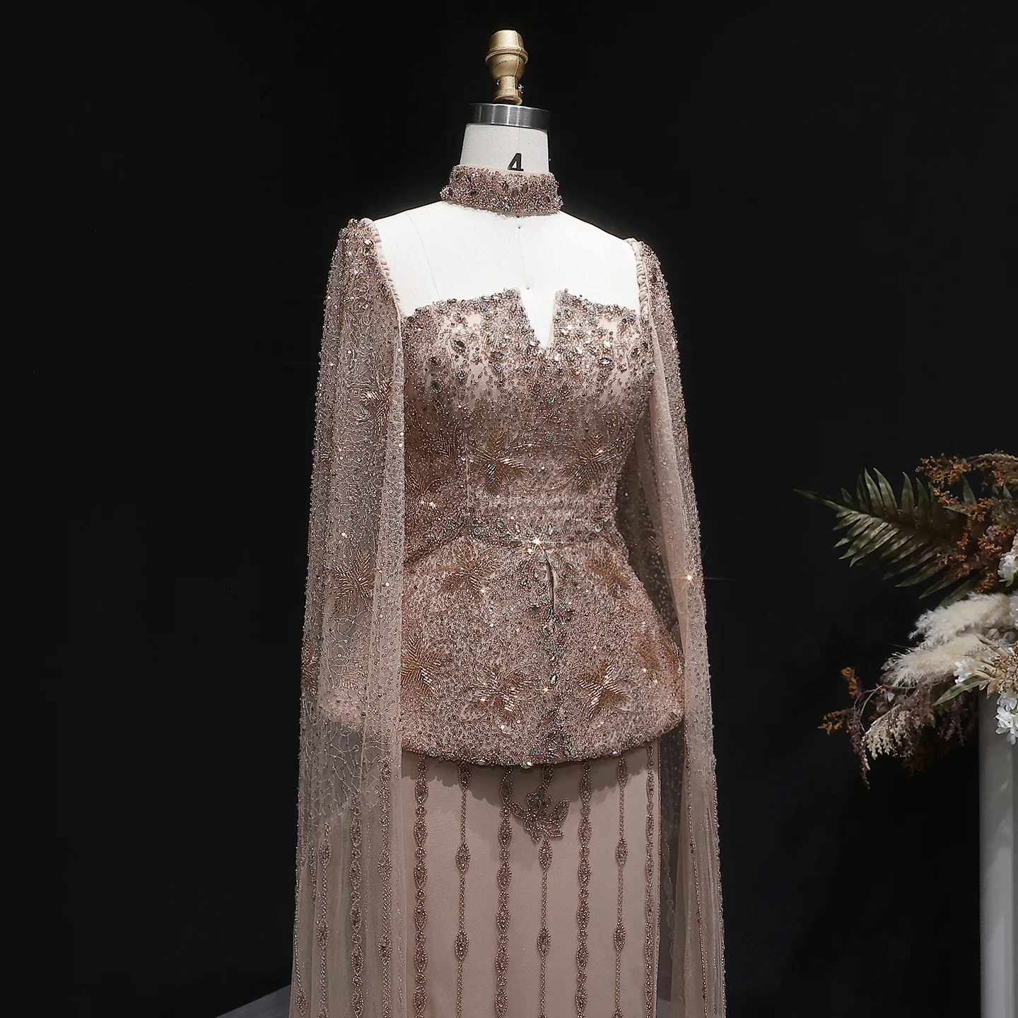 Sharon Said Dubai Luxuriöses Silbernes, Stark Perlenbesticktes Meerjungfrauen-Abendkleid mit Cape-Ärmeln, Arabisches Damen-Formelles Partykleid SS531 Maßanfertigung – Detail 12