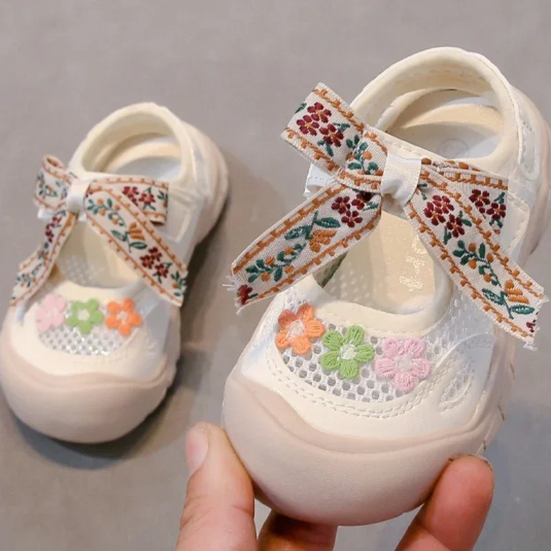 

Детские сандалии для девочек, лето 2024, новые модные кроссовки в корейском стиле с мягкой подошвой, нескользящие, с милым бантом, крутые кроссовки с вырезами