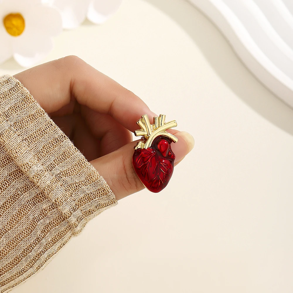 Hanresher الأحمر المينا القلب دبوس الطبية أمراض القلب تشريح بروش لعلم القلب معاطف للأطباء والممرضات شارة التلبيب مجوهرات هدايا