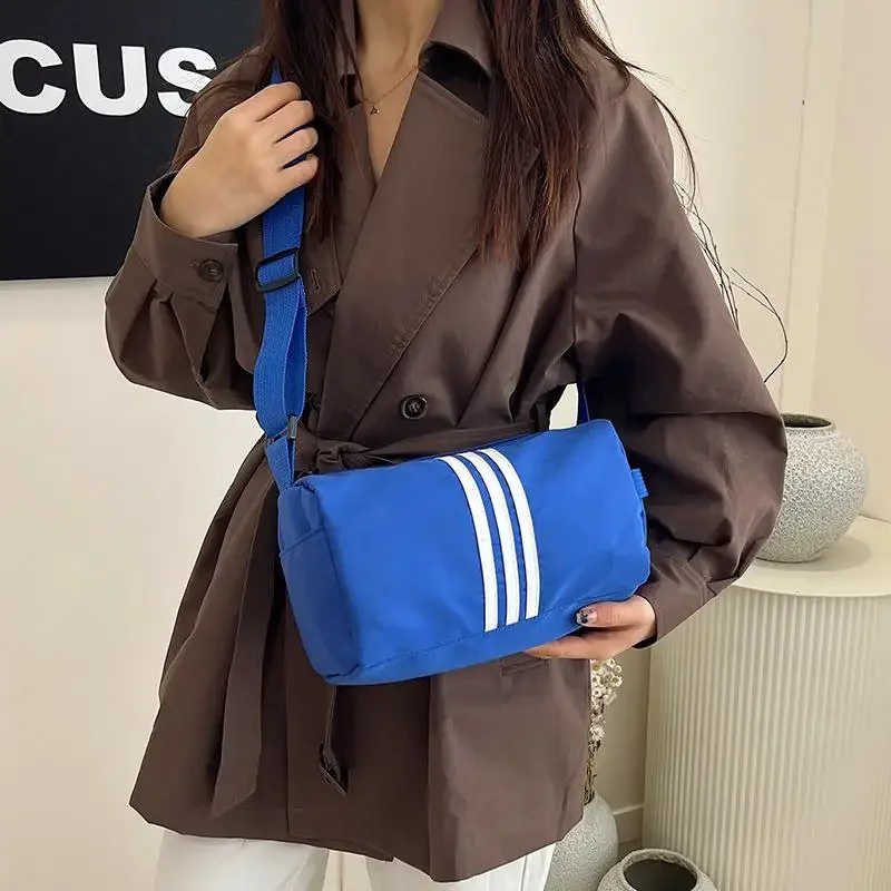 女性のためのカジュアルストライプバッグシーズンのホットセールシンプルな多用途ショルダーバッグファッショナブルなシングルピースクロスボディバッグ