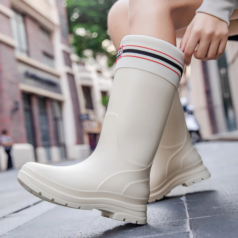 Nuevas Botas de lluvia con puños altos para mujer, ropa exterior, zapatos de goma cálidos, zapatos de agua de suela gruesa antideslizantes, Botas de lluvia de terciopelo a la moda